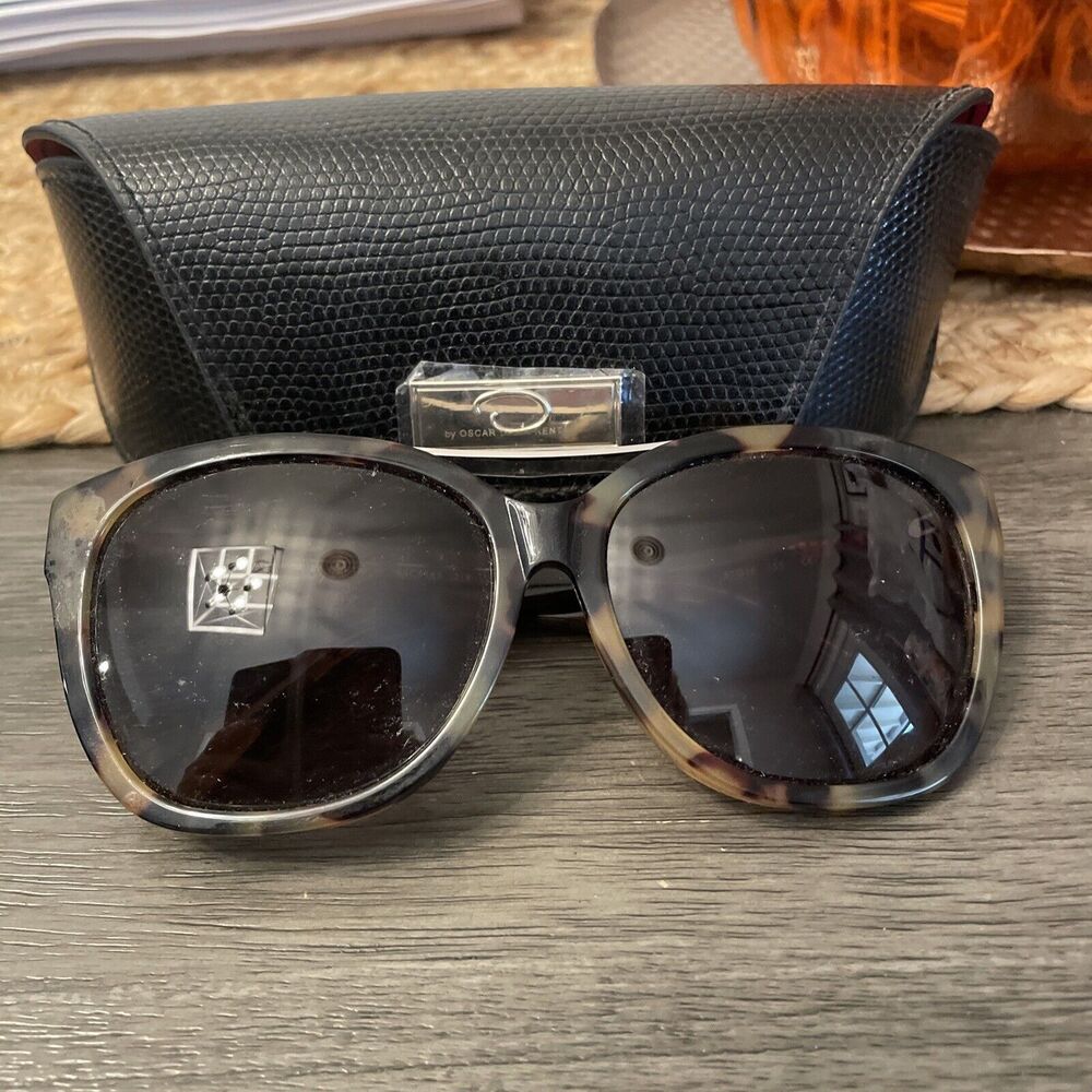 Oscar De La Renta Tortoise Brown Sunglasses With Case Womenβs